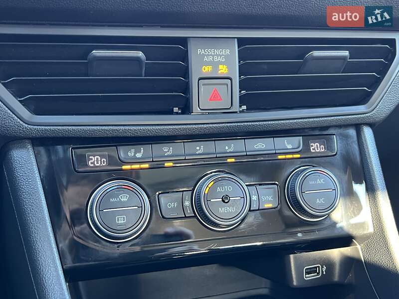 Седан Volkswagen Jetta 2019 в Львове