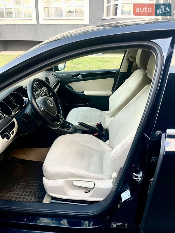 Седан Volkswagen Jetta 2016 в Чернигове