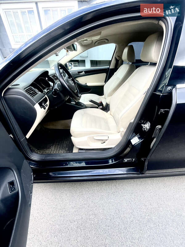 Седан Volkswagen Jetta 2016 в Чернигове