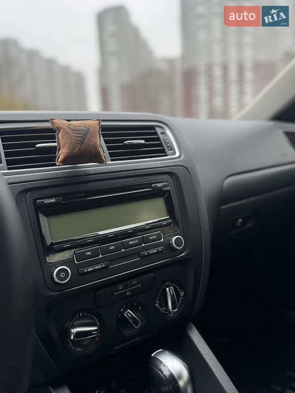 Седан Volkswagen Jetta 2010 в Києві