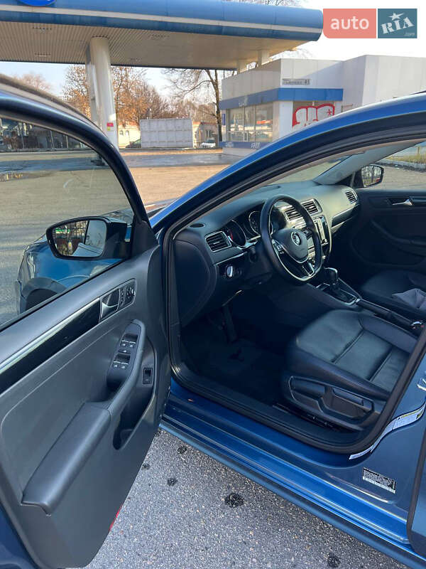 Седан Volkswagen Jetta 2016 в Днепре