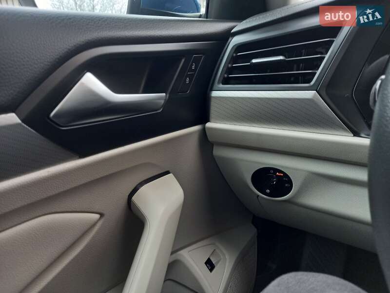 Седан Volkswagen Jetta 2019 в Львове