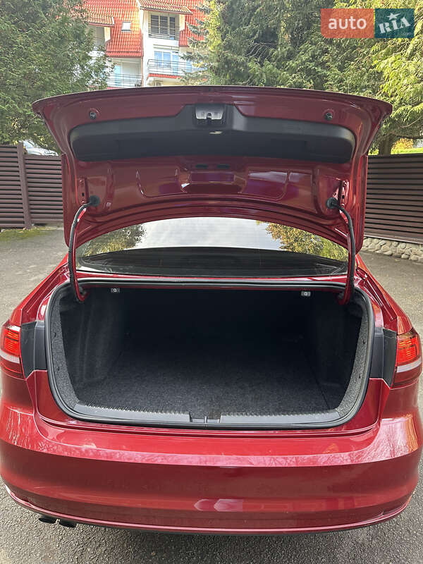 Седан Volkswagen Jetta 2015 в Львове