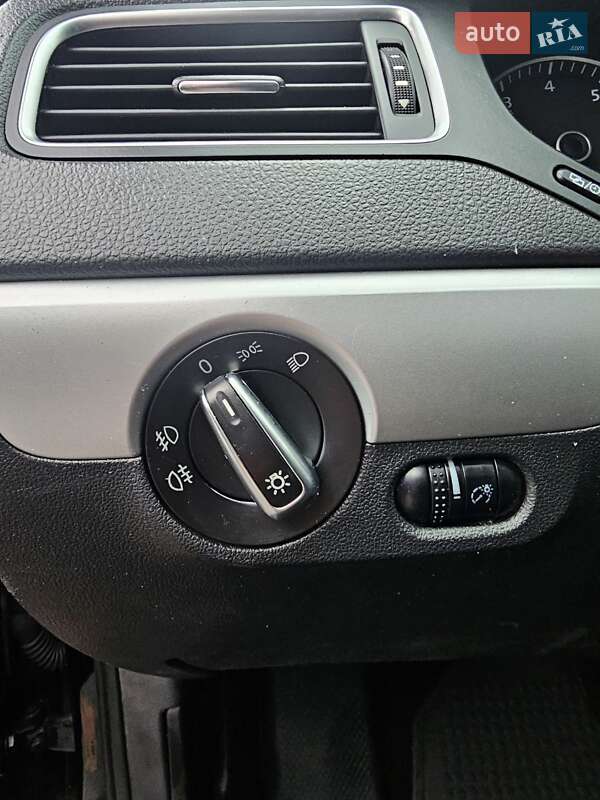 Седан Volkswagen Jetta 2013 в Києві