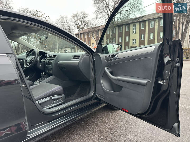 Седан Volkswagen Jetta 2017 в Дніпрі