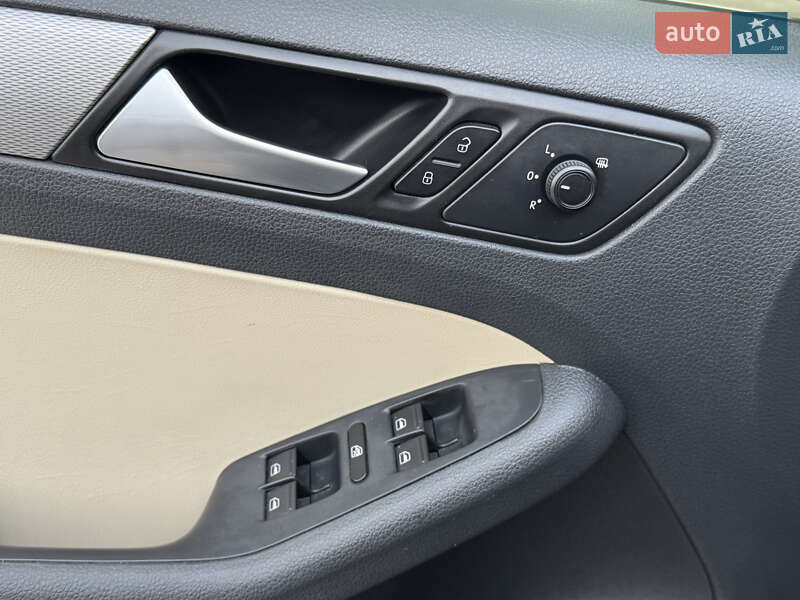 Седан Volkswagen Jetta 2016 в Сумах