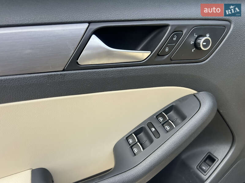 Седан Volkswagen Jetta 2012 в Днепре