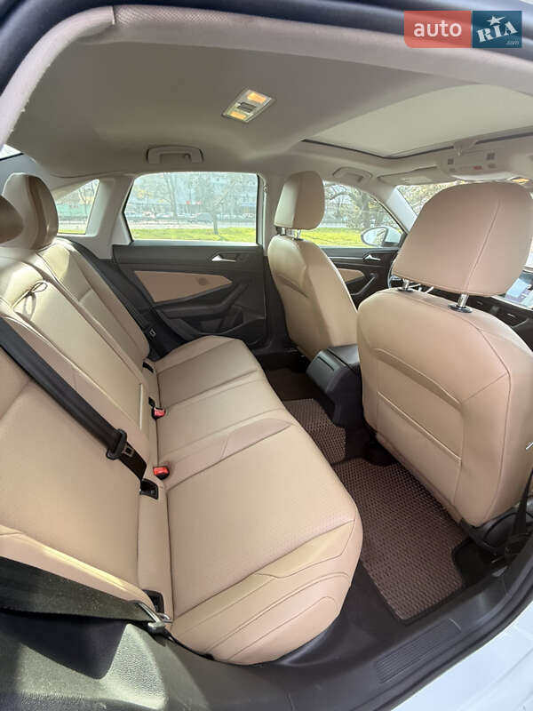 Седан Volkswagen Jetta 2018 в Дніпрі