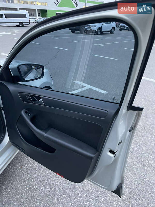 Седан Volkswagen Jetta 2011 в Києві фото 19 Седан Volkswagen Jetta 2011 в Києві