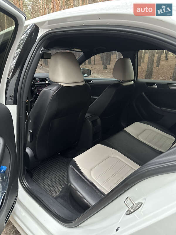 Седан Volkswagen Jetta 2016 в Полтаві