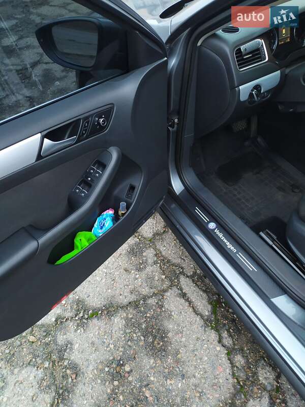 Седан Volkswagen Jetta 2013 в Тараще фото 18 Седан Volkswagen Jetta 2013 в Тараще