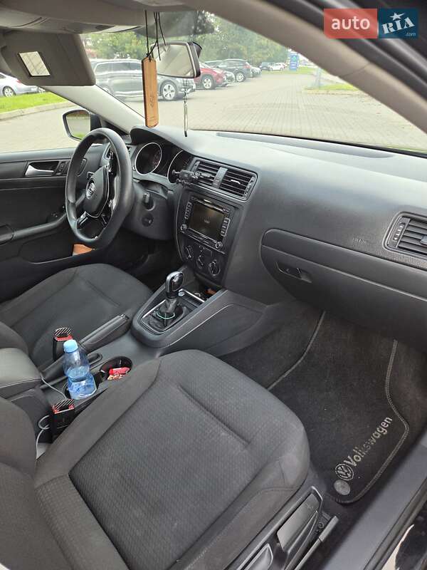 Седан Volkswagen Jetta 2014 в Львові