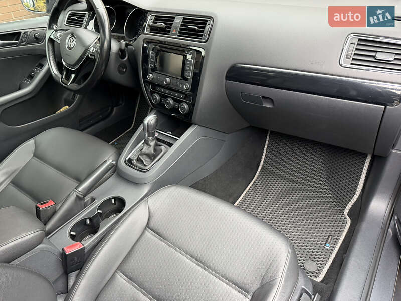 Седан Volkswagen Jetta 2015 в Дніпрі