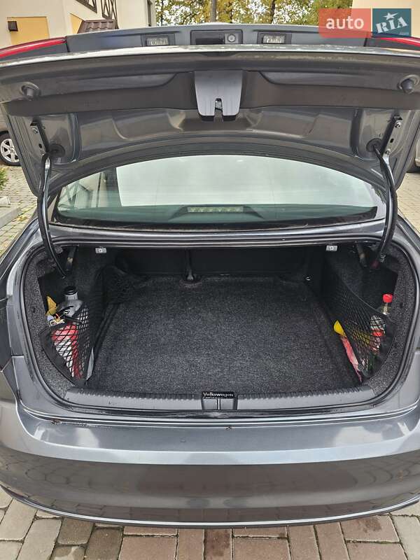 Седан Volkswagen Jetta 2016 в Черкассах