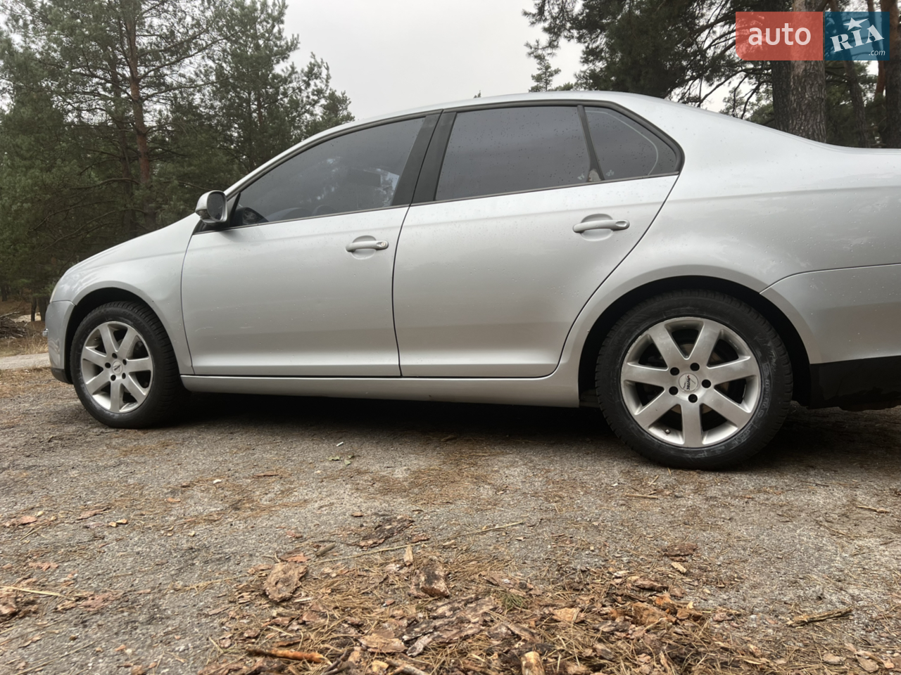 Продаю Jetta. Машина щодня в користуванні, їде рівно, мотор працює добре. Кузов акуратний, без критичних пошкоджень.

Щодо нюансів:
— потрібен вижимний підшипник;
— потрібне обслуговування ходової частини;
— обтягування стелі;
— декілька місць під косметичний підкрас.
Мінімальний торг присутній.