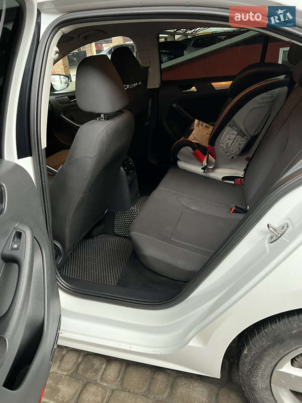 Седан Volkswagen Jetta 2016 в Львові