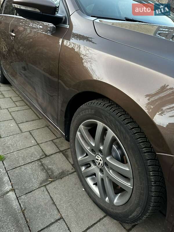 Седан Volkswagen Jetta 2011 в Львове