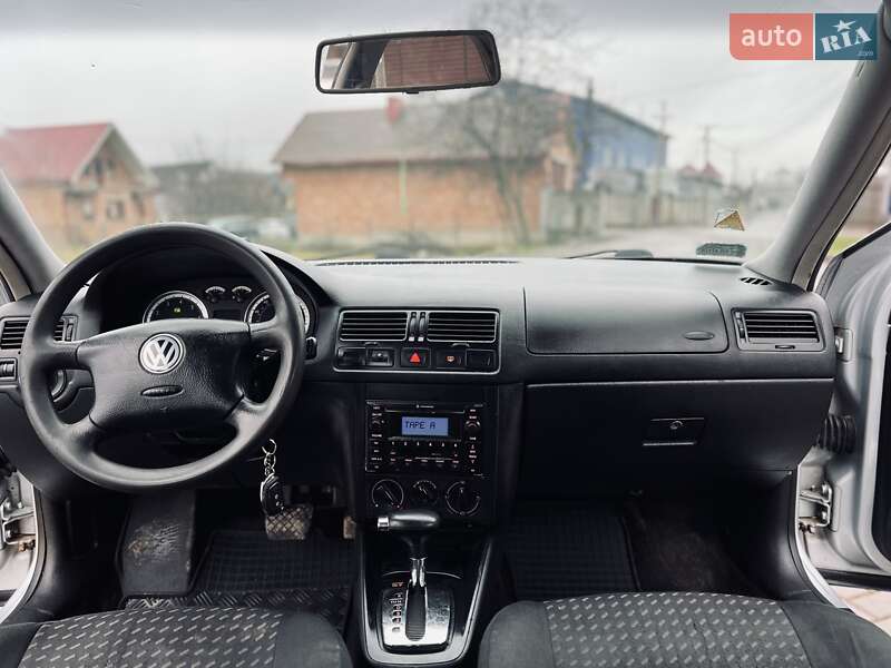 Седан Volkswagen Jetta 2004 в Чернівцях