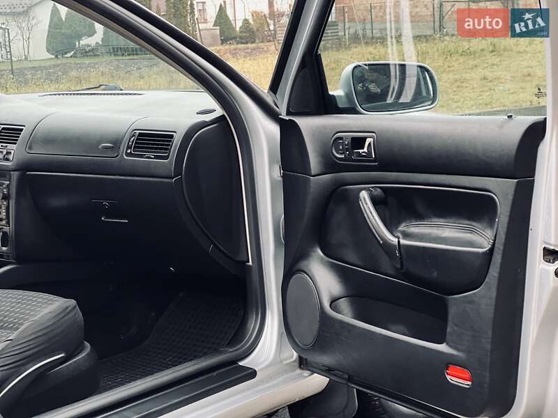 Седан Volkswagen Jetta 2004 в Чернівцях