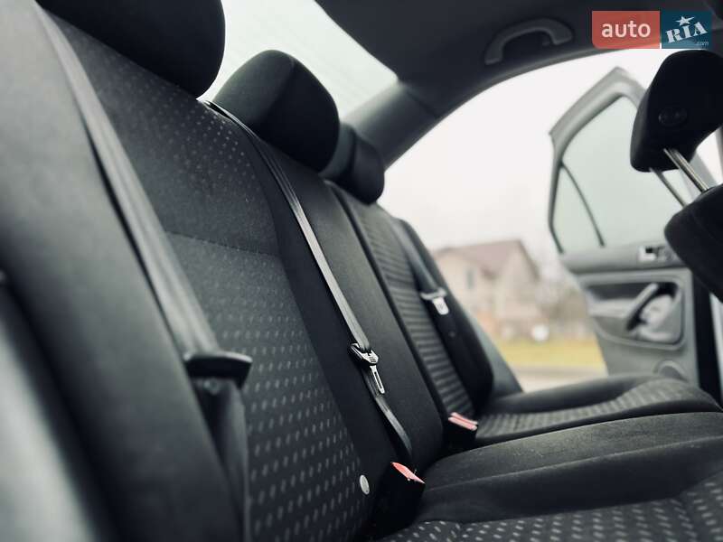 Седан Volkswagen Jetta 2004 в Чернівцях