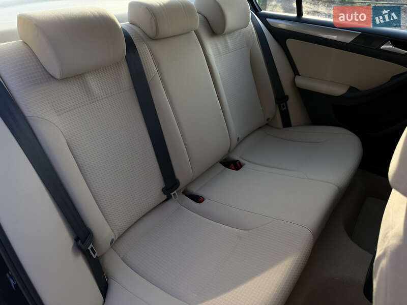 Седан Volkswagen Jetta 2016 в Івано-Франківську