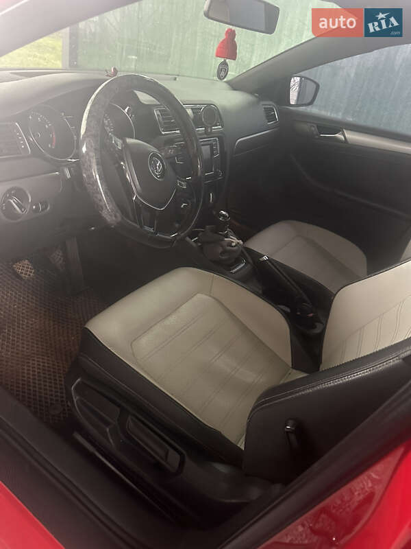 Седан Volkswagen Jetta 2016 в Днепре