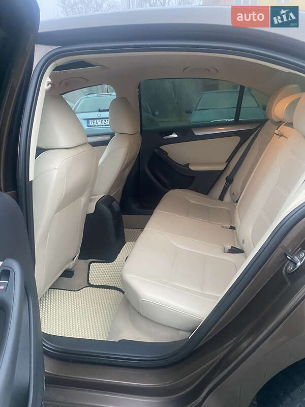 Седан Volkswagen Jetta 2013 в Тячеве