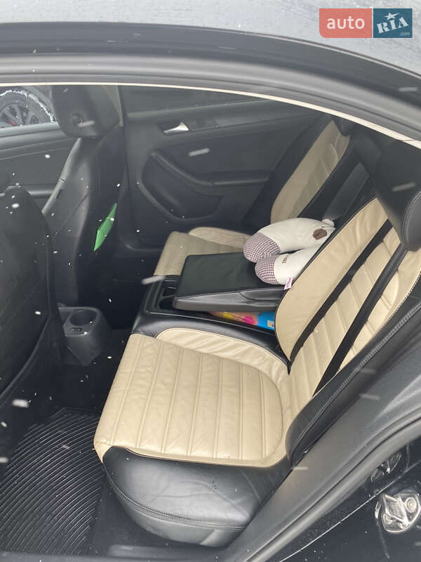 Седан Volkswagen Jetta 2012 в Києві