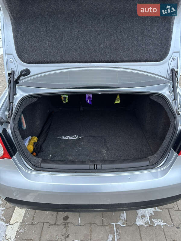 Седан Volkswagen Jetta 2006 в Львові