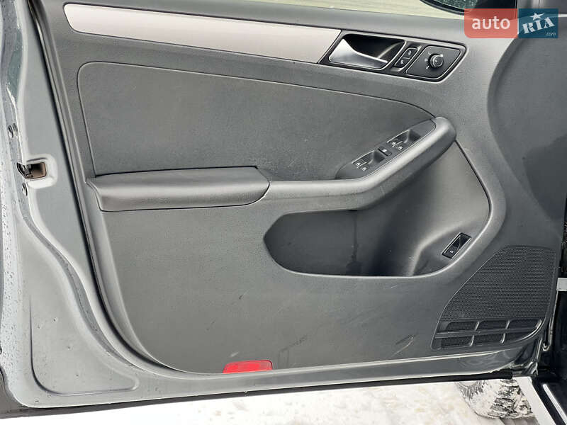 Седан Volkswagen Jetta 2015 в Києві фото 27 Седан Volkswagen Jetta 2015 в Києві