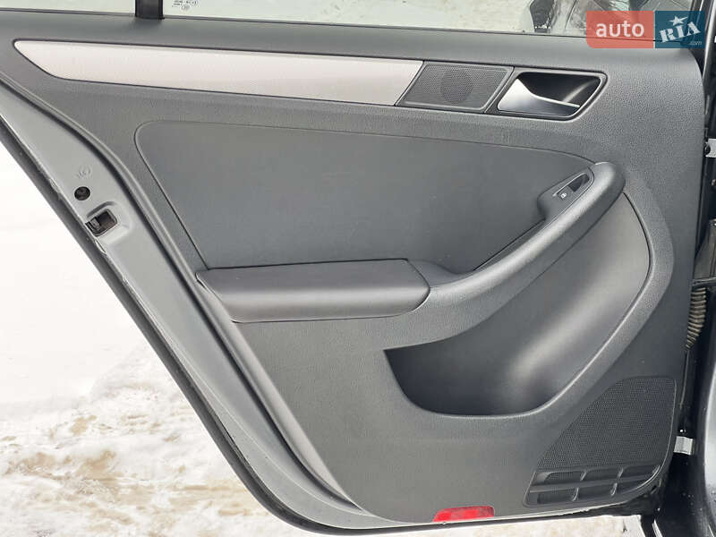 Седан Volkswagen Jetta 2015 в Києві фото 37 Седан Volkswagen Jetta 2015 в Києві