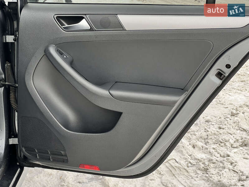 Седан Volkswagen Jetta 2015 в Києві фото 42 Седан Volkswagen Jetta 2015 в Києві