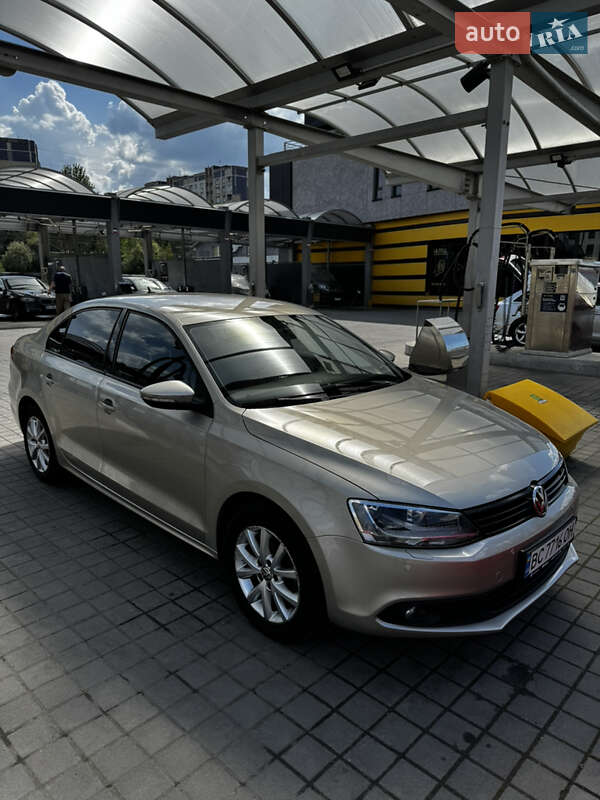 Седан Volkswagen Jetta 2012 в Львові