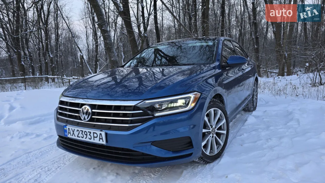 Продам VW JETTA , 1.4 TURBO на 150 к.с., та надійною 8-ми ступеневою коробкою автомат AISIN. Авто в предмаксимальній комплектації , до якої входить шкіряний салон, панорамний дах, максимальна оптика задня та передня з датчиком світла та функцією авто перемикання ближнє-дальнє світло, датчик дощу, електрона панель приладів, утримання в смузі, датчики сліпих зон, клімат-контроль на дві зони, підігріви сидінь та дзеркал, контурна підсвітка салону, доступ безключа, акустика премiум класу Beats та багато іншого. Авто повністью та своєчасно обслужен. 
Більш детально  за телефоном .