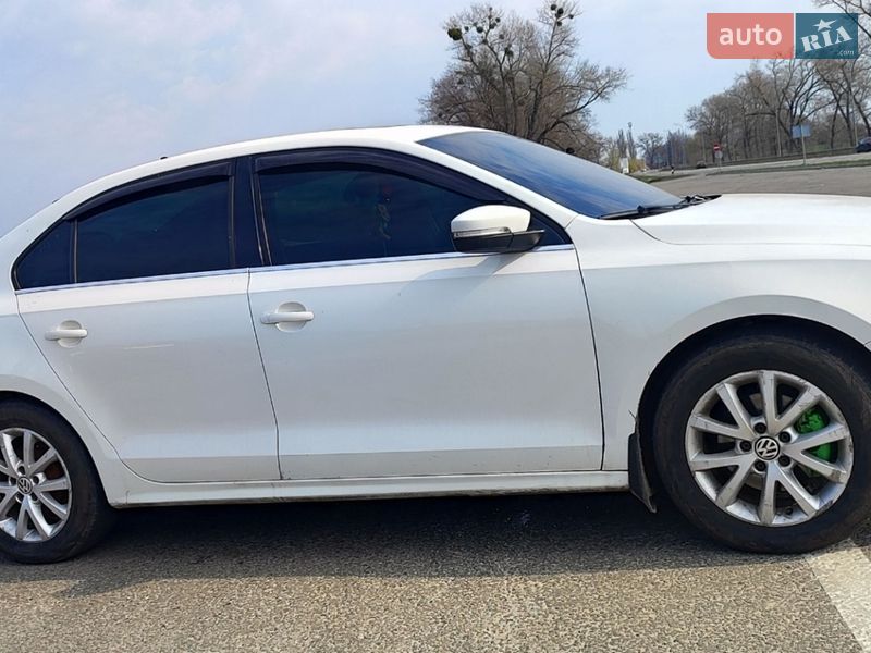 Седан Volkswagen Jetta 2012 в Ромнах