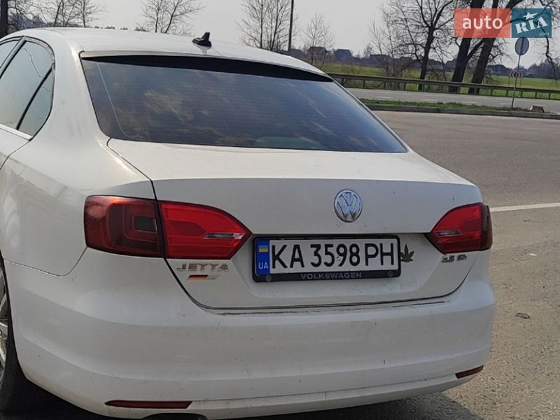 Седан Volkswagen Jetta 2012 в Ромнах