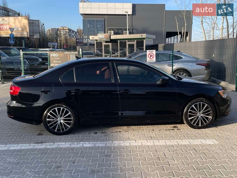 Седан Volkswagen Jetta 2016 в Вишневом фото 4 Седан Volkswagen Jetta 2016 в Вишневом