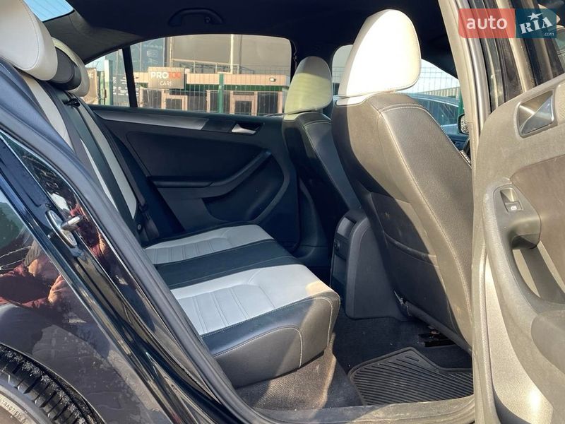 Седан Volkswagen Jetta 2016 в Вишневом фото 13 Седан Volkswagen Jetta 2016 в Вишневом