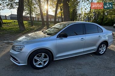 Седан Volkswagen Jetta 2015 в Чернівцях