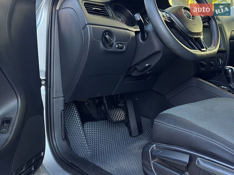Седан Volkswagen Jetta 2015 в Чернівцях