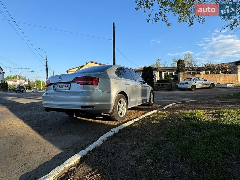 Седан Volkswagen Jetta 2015 в Чернівцях