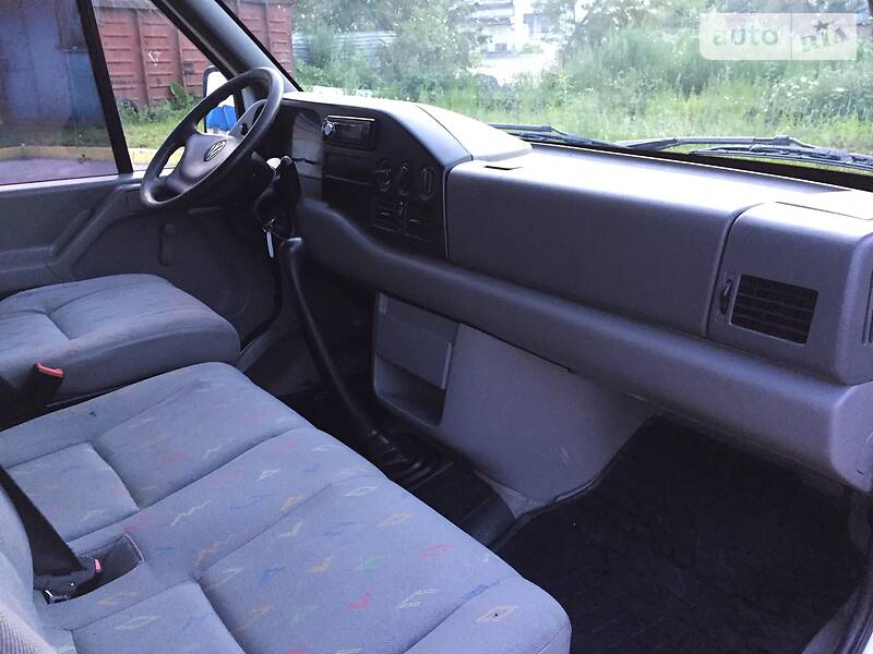 Вантажопасажирський фургон Volkswagen LT 2004 в Рівному