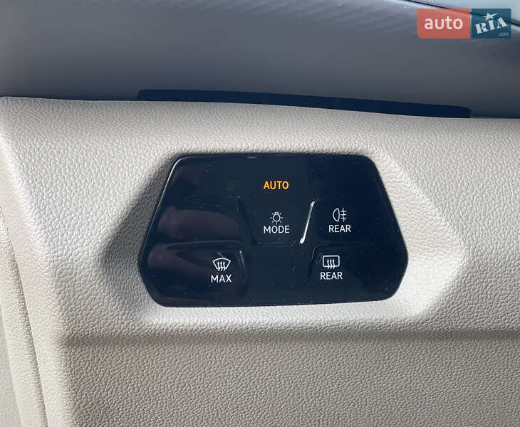 Минивэн Volkswagen Multivan 2023 в Киеве