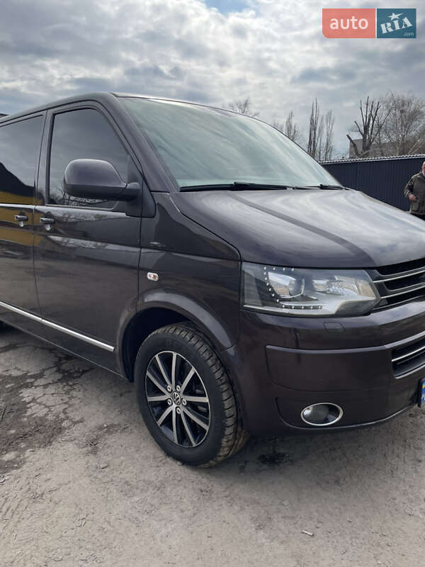 Мінівен Volkswagen Multivan 2013 в 