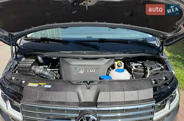 Минивэн Volkswagen Multivan 2023 в 