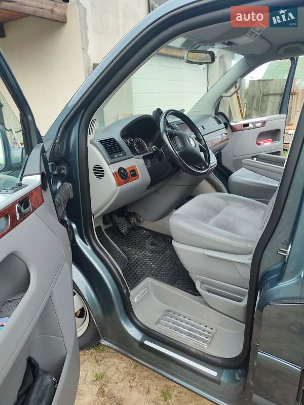 Минивэн Volkswagen Multivan 2004 в Камне-Каширском