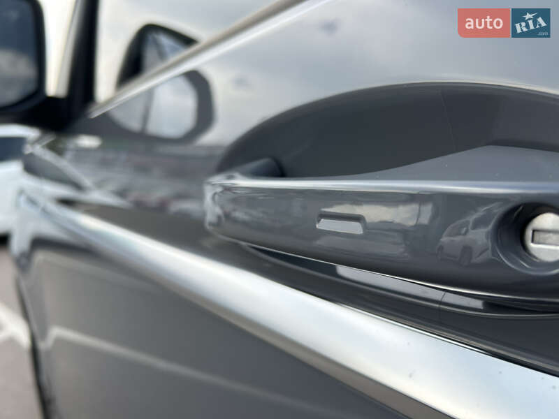 Минивэн Volkswagen Multivan 2023 в Киеве