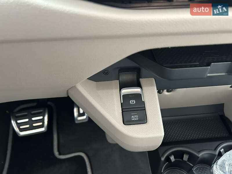 Минивэн Volkswagen Multivan 2023 в Киеве