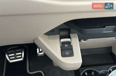 Минивэн Volkswagen Multivan 2023 в 