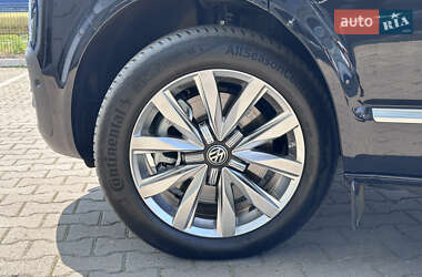 Минивэн Volkswagen Multivan 2023 в 